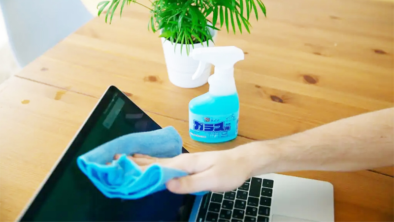 Hãy sử dụng nước lau kính chuyên dụng để tăng hiệu quả vệ sinh màn