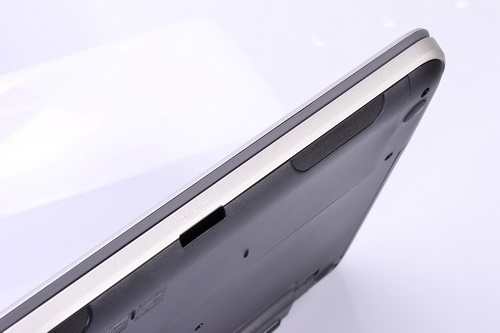 Laptop Dell Bộ loa stereo ở mặt dưới với chất âm trung bình Laptop Dell Bộ loa stereo ở mặt dưới với chất âm trung bình