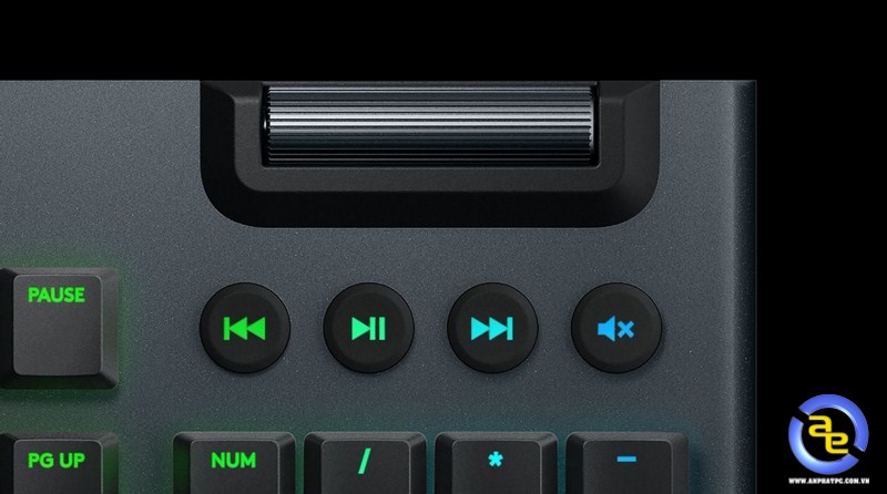 Logitech G813