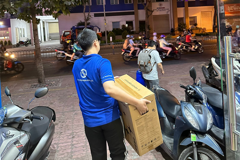 Nhân viên tại An Phát Computer luôn sẵn sàng hỗ trợ vận chuyển hàng hóa