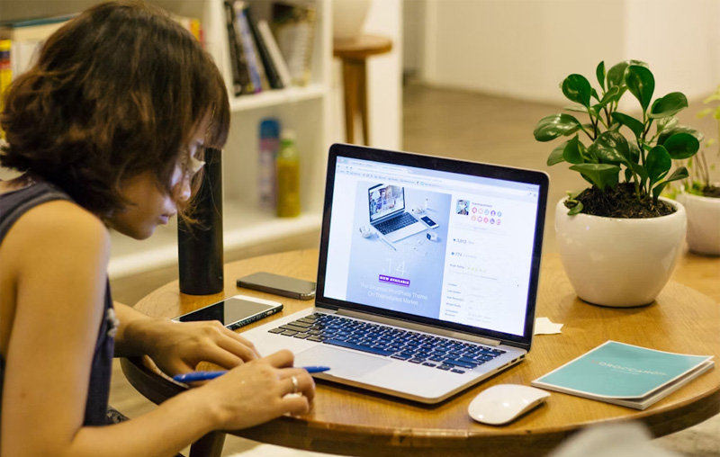 Laptop cho sinh viên nữ có thể ko cần tới card rời để làm việc