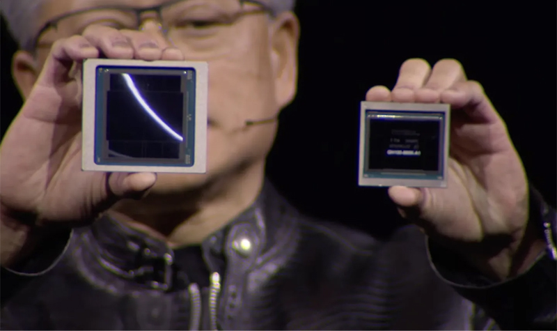 Chip B200 (trái) và H100 trên tay chủ tịch NVIDIA