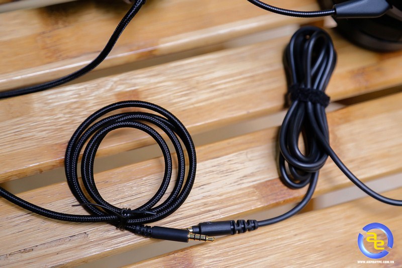 dây tín hiệu trên Corsair HS60 và HyperX Cloud 2