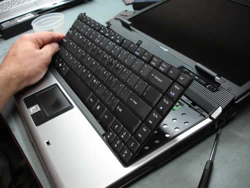 Membersihkan keyboard laptop